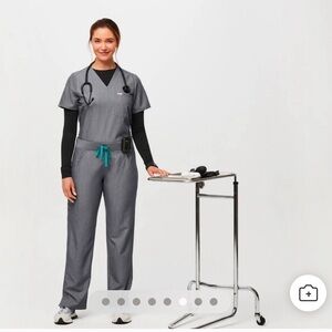 Figs Gray Women's Scrub Set (scrub top and bottom =Med)